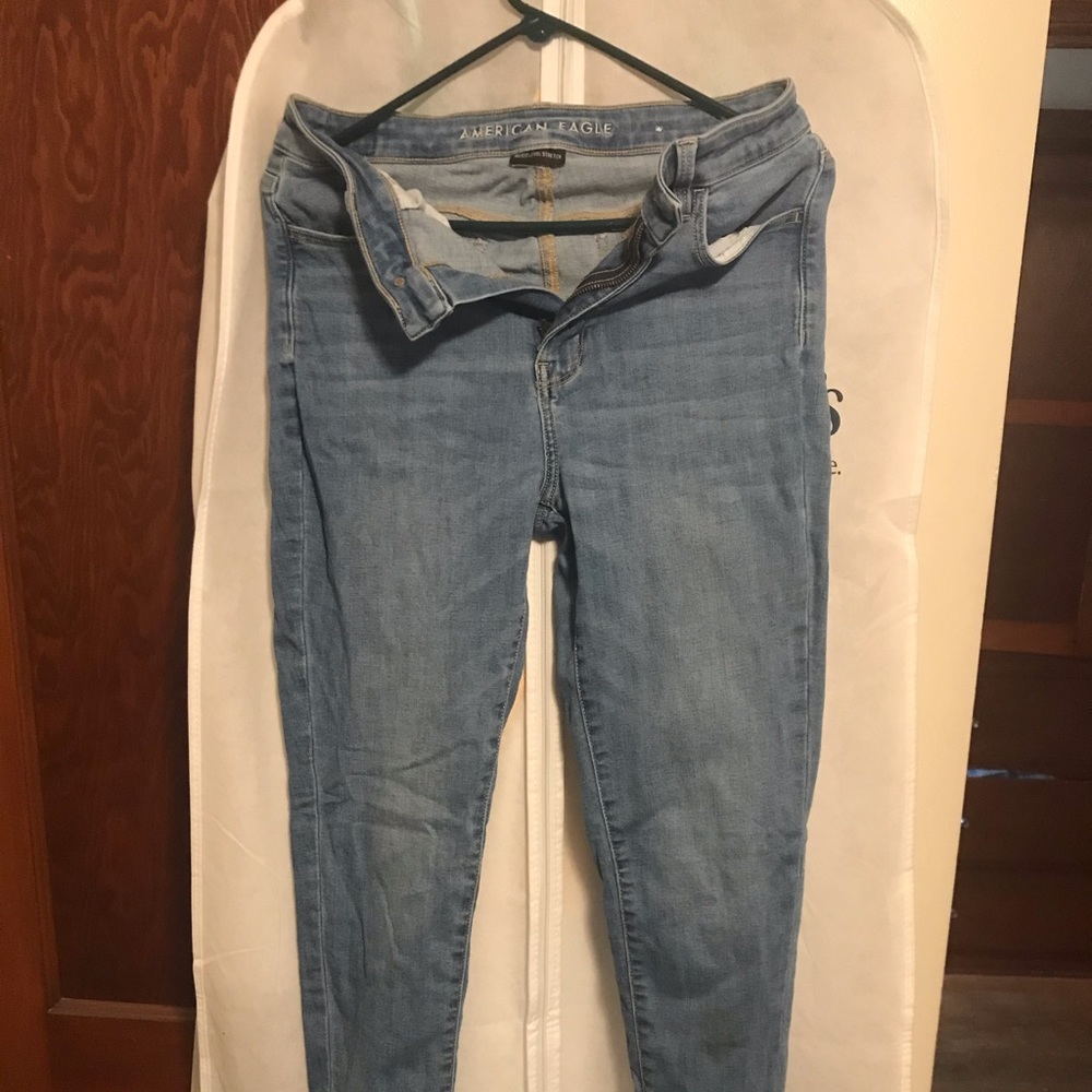 HIGH WAISTED AMERICAN EAGLE JEANS